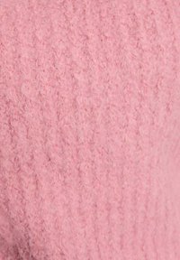 Tessuto in maglia rosa testurizzato con righe verticali, caratterizzato da un aspetto morbido e peloso, adatto per abbigliamento caldo come maglioni o sciarpe.