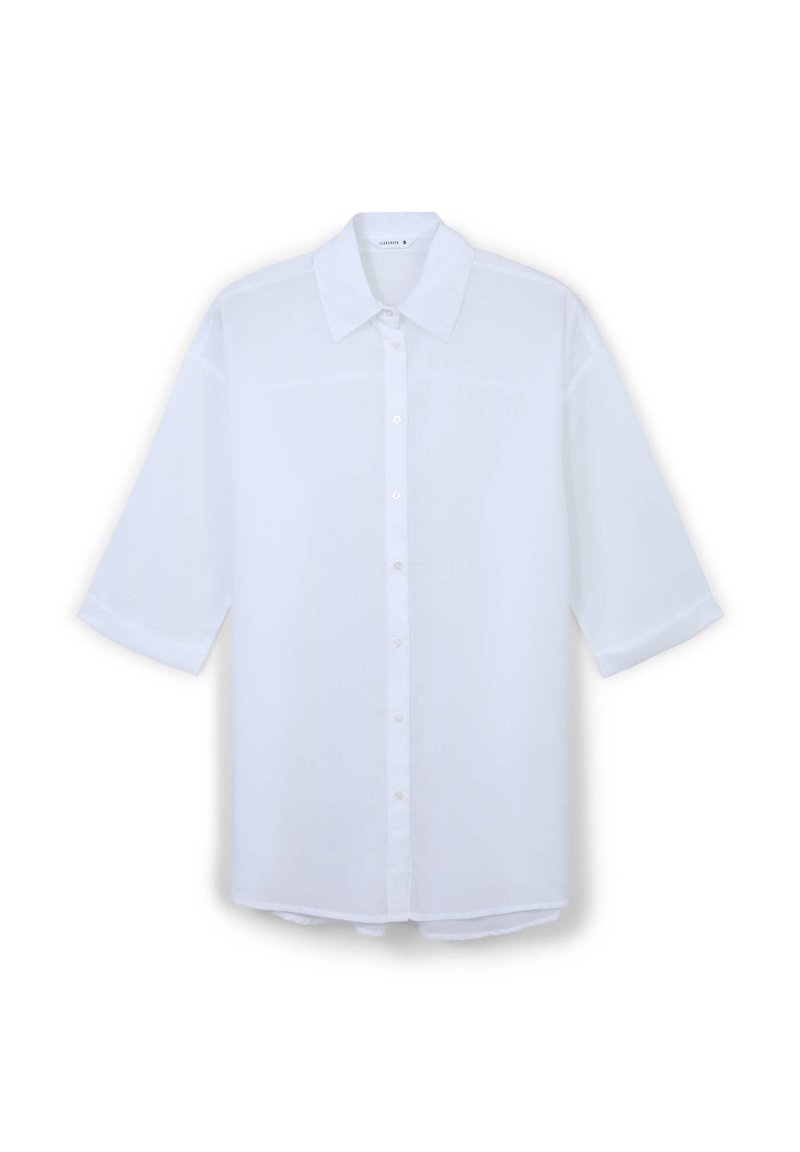 Camicia bianca con maniche corte, realizzata in tessuto leggero. Presenta un colletto classico e un orlo dritto. Design semplice.