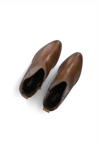 Leren enkellaarsjes in een rijke bruintint, met een gladde textuur, spitse neus, zijritsdetail en een gebrandmerkt voetbed.