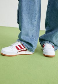 FORUM BOLD STRIPES - Športni copati - footwear white/better scarlet/preloved ruby