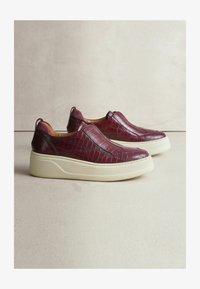 Valgt, burgundy croc effect