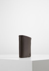 Portafoglio in pelle marrone con una forma rettangolare sottile. Presenta una texture liscia e un design minimalista, senza hardware o accenti visibili.