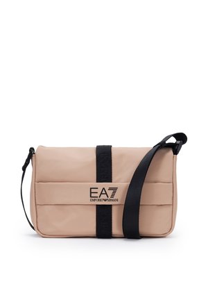 Beige Emporio Armani EA7 schoudertas met zwarte verstelbare riem en verticale zwarte accentlijn die over het midden aan de voorkant loopt.