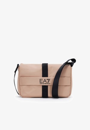 Sac à épaule beige Emporio Armani EA7 avec une bandoulière noire ajustable et un accent vertical noir courant au centre de l'avant.