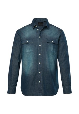 Camisa de denim, azul oscuro, de manga larga, con cuello abotonado, dos bolsillos en el pecho, botones plateados, textura desgastada, dobladillo recto.