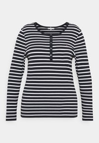 Langarm gestreepte shirt met een ronde hals, donkerblauwe en witte horizontale strepen, en vijf knoopsluitingen bij de halslijn.