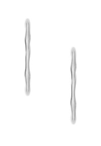 Náušnice ze stříbrného tónu s propleteným designem, hladkým povrchem, prodlouženým tvarem a lesklým finišem. V minimalistickém stylu.