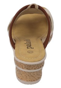 Sandalo beige con cinturino marrone alla caviglia, piattaforma in sughero texturizzato, soletta imbottita e dettagli cuciti. Progettato per comfort e uso casual.