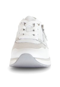Witte sneaker met een glad leren bovenwerk, grijze suède accenten, nep-veters en een zijrits voor gemakkelijke toegang. Rubberen zool met gestructureerd detail.