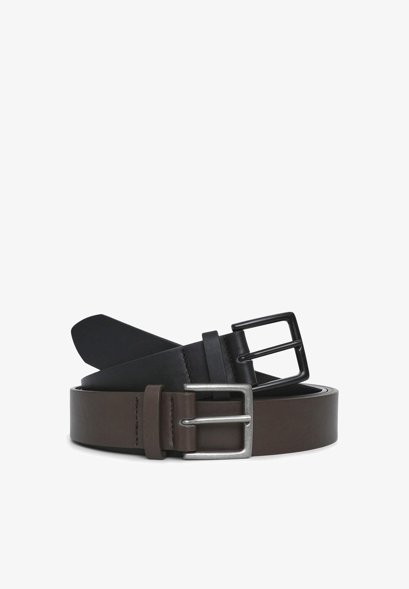 Due cinturini in pelle reversibili, uno nero e uno marrone scuro, con fibbie metalliche rettangolari a finitura argentata spazzolata.