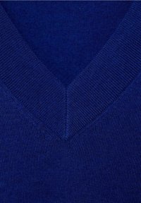 Granatowy sweter dzianinowy z dekoltem w serek, z prążkową teksturą wzdłuż dekoltu i tułowia, podkreślający gładką tkaninę.