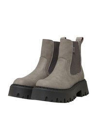 Botines gruesos grises con suelas negras gruesas y acanaladas, y paneles laterales elásticos para un ajuste fácil.