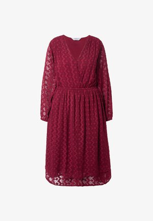 Bordeauxjurk met lange doorzichtige mouwen, V-hals en een elastische tailleband. Beschikt over textuur met geometrische patronen door de stof.