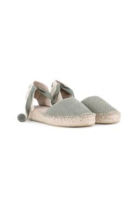 Zapatos tipo espadrille con parte superior de malla de color verde claro, punta redonda y suela de yute. Cuenta con lazos de tela que envuelven para un ajuste seguro.