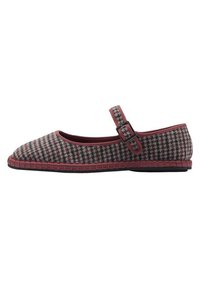 Grå och röd houndstooth-tyg balettflats med rem, rund tå och texturerad sula. Kantad med röd tyg. Spänne på remmen.