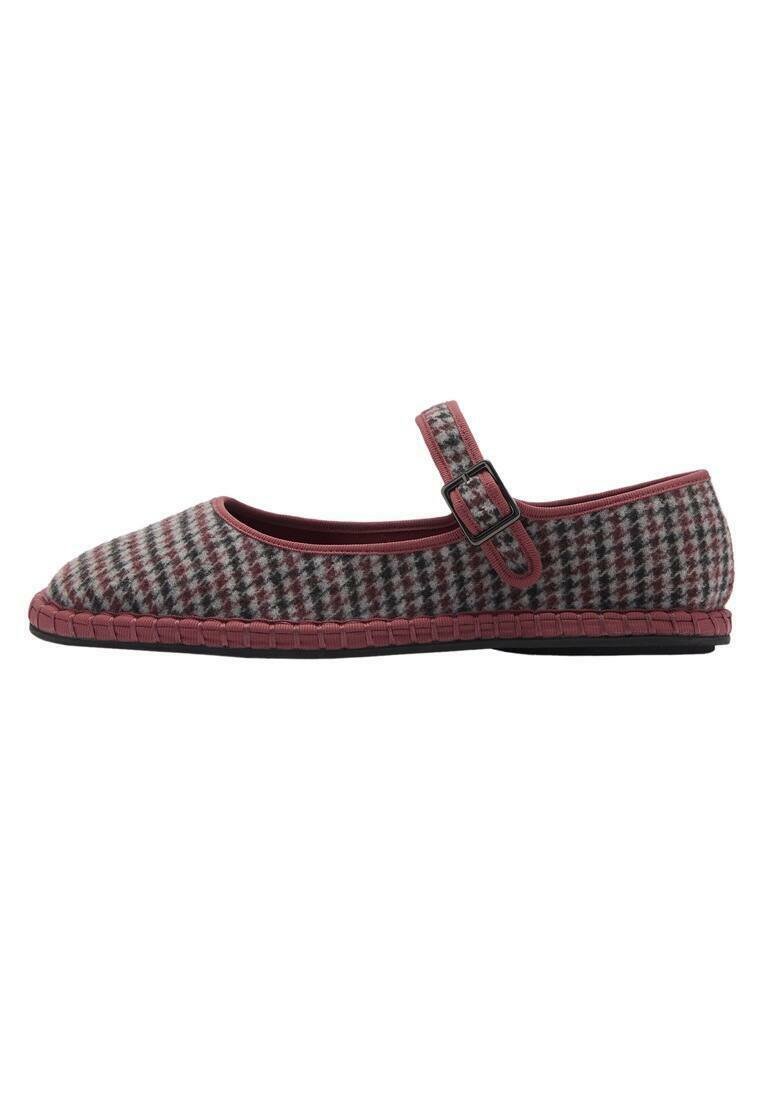 Grå och röd houndstooth-tyg balettflats med rem, rund tå och texturerad sula. Kantad med röd tyg. Spänne på remmen.
