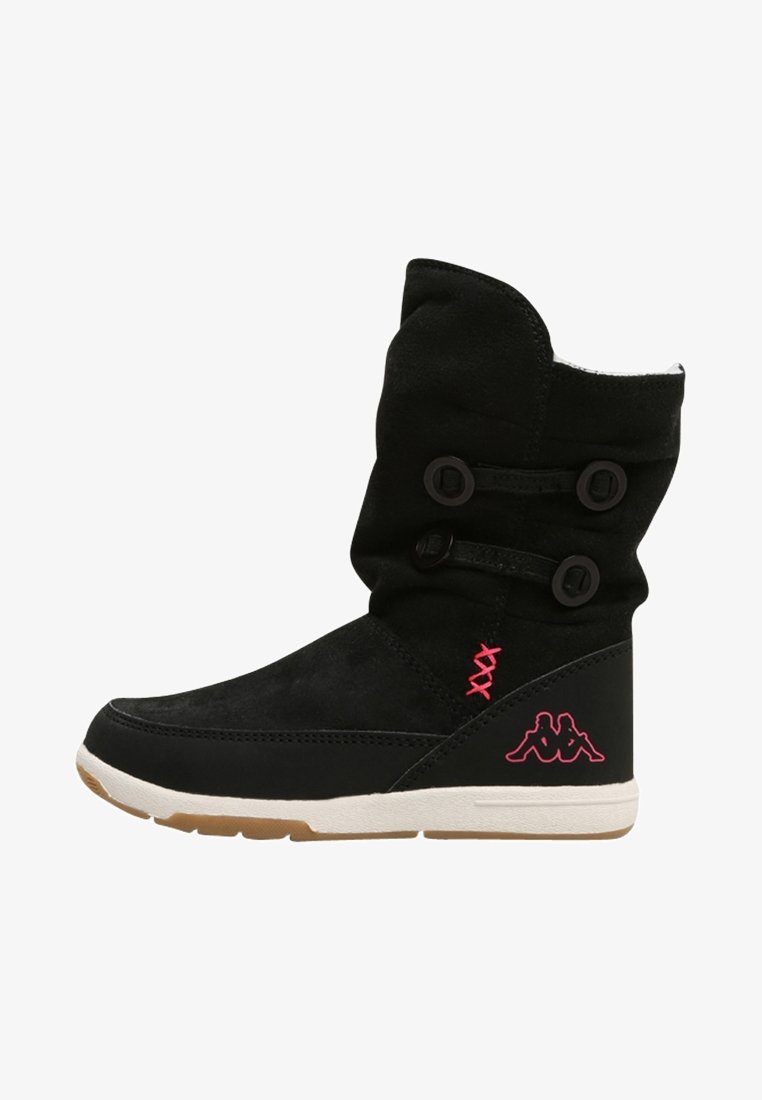 Botines de ante negro con parte superior plegable, dos acentos de botones, un logo rosa y una suela de goma blanca con agarre texturizado.