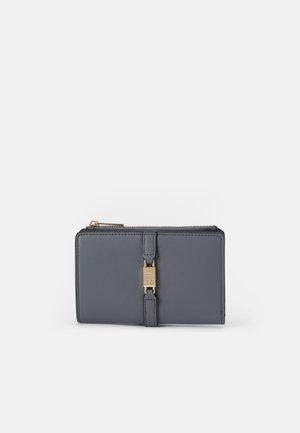 Pilkos odos piniginė stačiakampio formos, su auksinės spalvos furnitūra ir saugiu užsegimu priekyje. Lygi tekstūra.