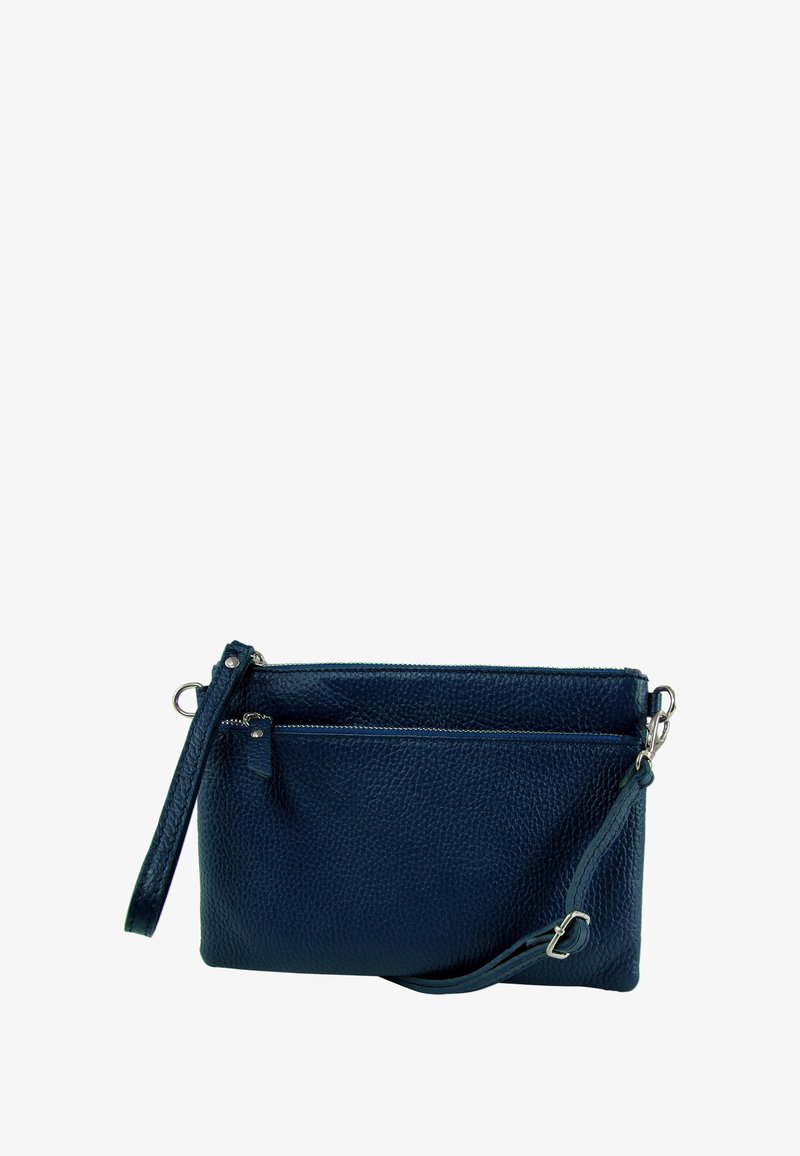 Donkerblauwe leren clutch met een getextureerd oppervlak, twee ritsvakken en een afneembare band voor hand- of schoudergebruik.