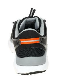 Chaussure de sport noire avec une tige en maille grise, des accents orange et noirs, et une semelle en caoutchouc. Équipée d'un col rembourré et d'une languette au talon.