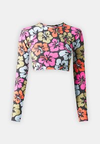Top court à manches longues avec un fond noir et un motif floral d'hibiscus multicolore dans des teintes de rose, orange, jaune et bleu.
