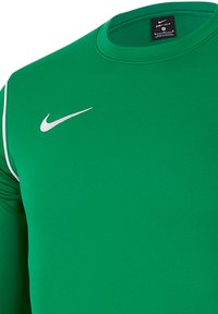 Grünes, langärmliges Sportshirt mit glatter Textur, das ein weißes Nike-Logo auf der Brust und weiße Akzentstreifen auf den Schultern aufweist.