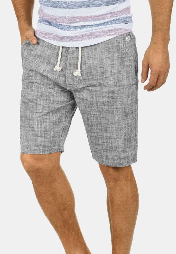 Graue Leinenshorts mit einem subtilen, strukturierten Muster. Sie verfügen über einen elastischen Bund und eine Kordel zur Anpassung der Passform.