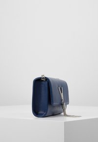 Valentino Bags Axelremsväska - blue