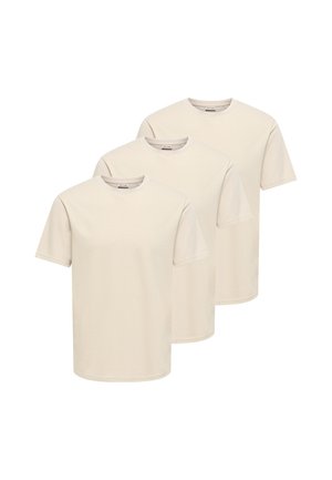 Tre enkle beige t-shirts med korte ærmer og rund hals, arrangeret i et trappemønster på en hvid baggrund.
