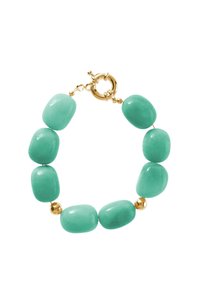 Bracelet en perles turquoise avec des perles de forme irrégulière et des accents ronds en ton doré, fermé par un fermoir en ton doré.