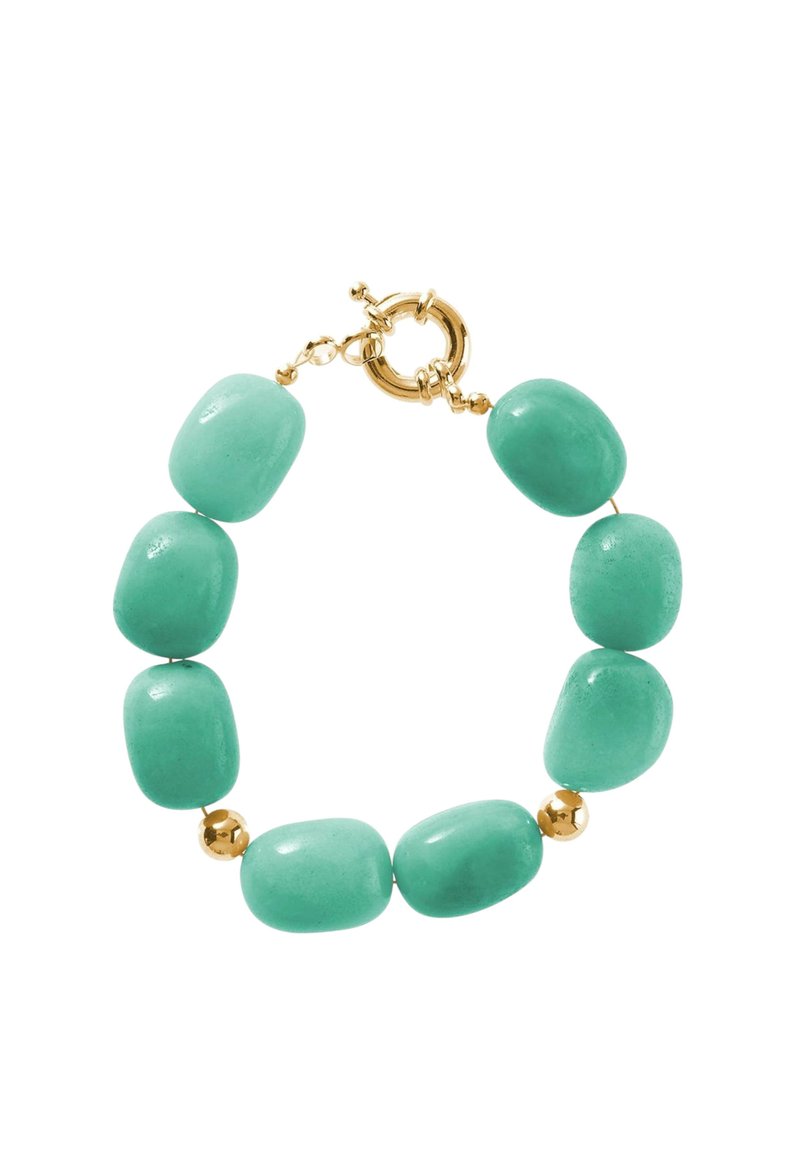 Bracelet en perles turquoise avec des perles de forme irrégulière et des accents ronds en ton doré, fermé par un fermoir en ton doré.