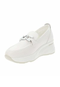 Sneaker bianco con tomaia liscia e perforata, caratterizzato da un accento decorativo in catena d'argento e una suola contornata e imbottita.