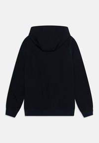 Felpa con cappuccio di un blu navy scuro, caratterizzata da una texture in tessuto, cappuccio regolabile e polsini e orlo a costine. Cuciture decorative lungo i lati.