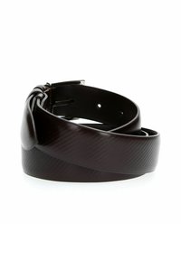 Cintura in pelle marrone scuro con una texture a coste, una fibbia in argento lucido e un'estremità affusolata, arrotolata per mostrare il suo design flessibile.