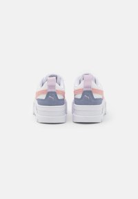 Hvite joggesko med lilla og rosa detaljer, med nubuck hæl og teksturert sidepanel. Tykk såle og pull tab bak.