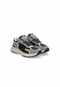 Graue und schwarze Sport Schuhe aus Wildleder und Mesh mit einer gepolsterten Sohle, kontrastierenden Akzenten und einem gemusterten Profil.
