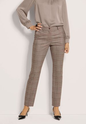 Geruite broeken in tinten bruin en beige, met een slanke pasvorm, een soepele textuur en een sluiting met knopen aan de voorkant, gecombineerd met een neutrale blouse.