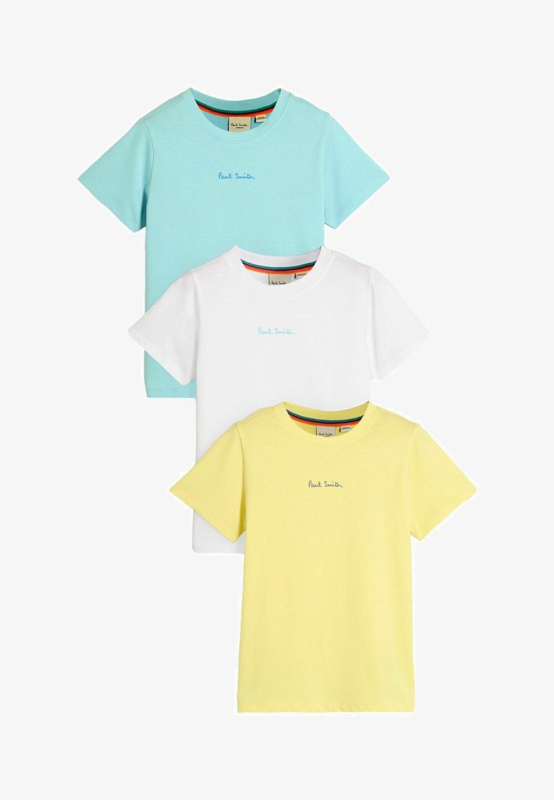 Tre T-shirts stablet: lyseblå, hvid og gul. Bomuldsstof, korte ærmer, rund hals, hver med "Paul Smith" broderet i blåt.