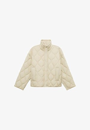 Chaqueta de color beige acolchada con cuello alto, dos bolsillos delanteros y cierre de botones a presión. Presenta una textura suave y un patrón de puntada redondeada.