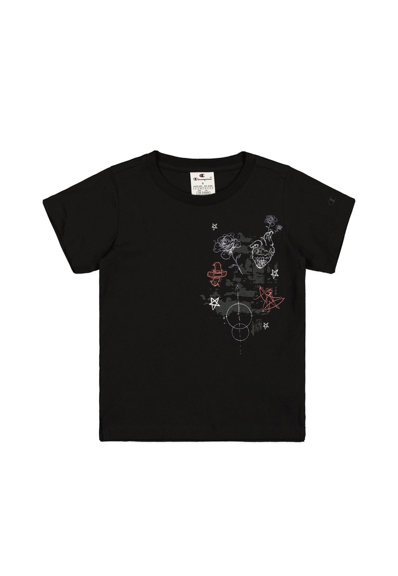 Camiseta de algodón negra con mangas cortas que presenta un diseño gráfico de rosas, estrellas y formas abstractas en rojo y blanco, centrado en el frente.