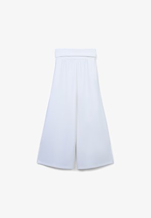 Weiße Culottes mit weitem Bein, ausgestattet mit einem weichen, flexiblen Bund. Hergestellt aus einem glatten Stoff mit einem minimalistischen, klaren Design.