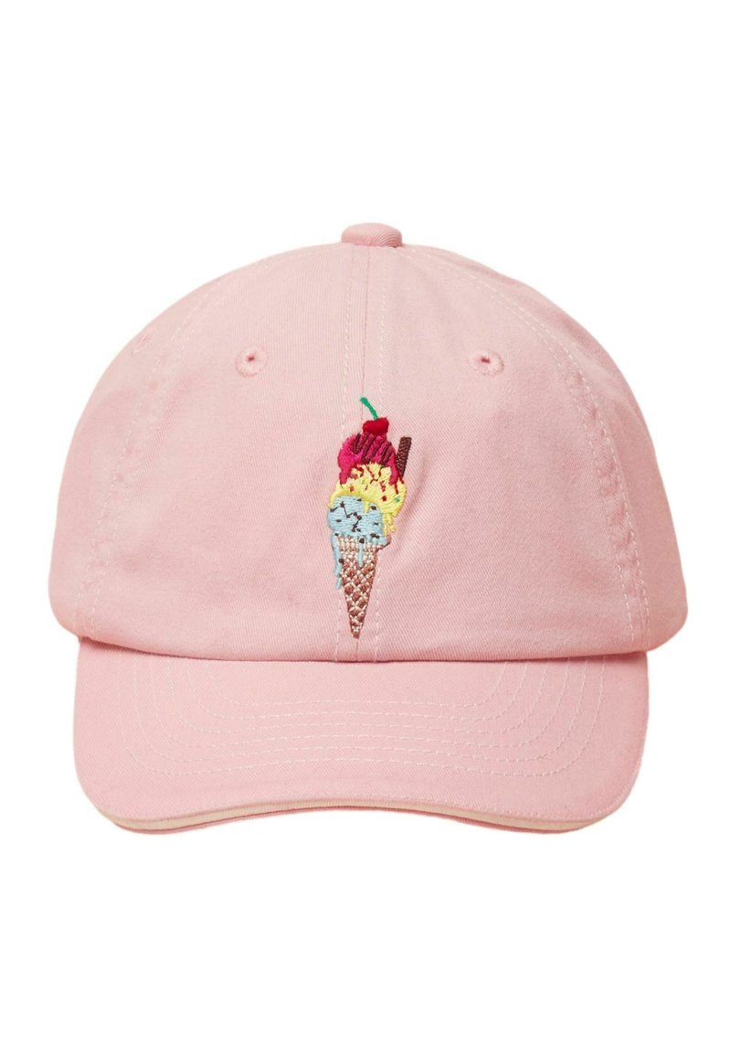 Casquette de baseball rose clair avec un motif brodé d'un cône de crème glacée triple coloré, surmonté d'une cerise et d'un bâtonnet de gaufrette, centré sur le panneau avant.