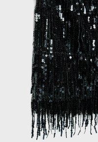 Schwarzes Fransen Kleid mit paillettenbesetzter Oberfläche; verfügt über glänzende schwarze Perlen und Quasten, die vom Saum herabfallen und Textur sowie Bewegung erzeugen.