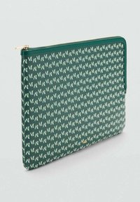 Zelený obal na laptop so zipsom s geometrickým vzorom bielych písmen. Vyrobené z textúrovaného materiálu s zlatým akcentom na spodnej strane.