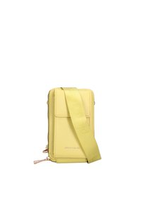 Borsa a tracolla gialla con texture, chiusura a zip, doppi scomparti, tasca frontale e tracolla removibile con il nome del brand impresso.