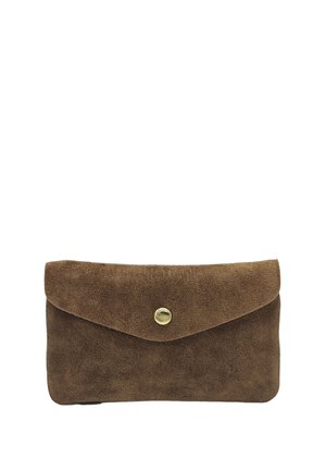 Pochette rectangulaire en daim marron avec un rabat triangulaire fixé par un seul bouton doré au centre avant.