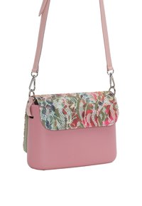 Borsa a tracolla in pelle rosa con una patta a motivo floreale. Presenta una tracolla e componenti metallici in argento. Accenti testurizzati sottili sui lati.