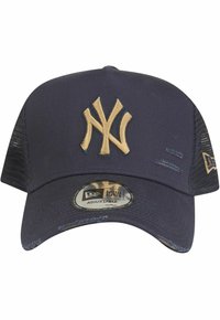 Navy Baseballcap mit Netzeinsätzen, verstellbarem Riemen und goldgesticktem "NY"-Logo auf der Vorderseite. Abgewetzter Schirm mit strukturierten Details.