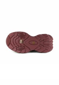 Gumowa podeszwa w kolorze maroon, posiadająca teksturowany bieżnik z wzorami w zygzaki i owalami. Zwężające się krawędzie oraz subtelny akcent z logo.