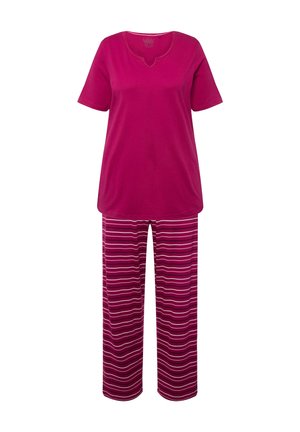 Camicia magenta a maniche corte con scollatura a V abbinata a pantaloni a righe nelle tonalità di magenta e bianco, caratterizzati da una vestibilità ampia e un tessuto morbido.